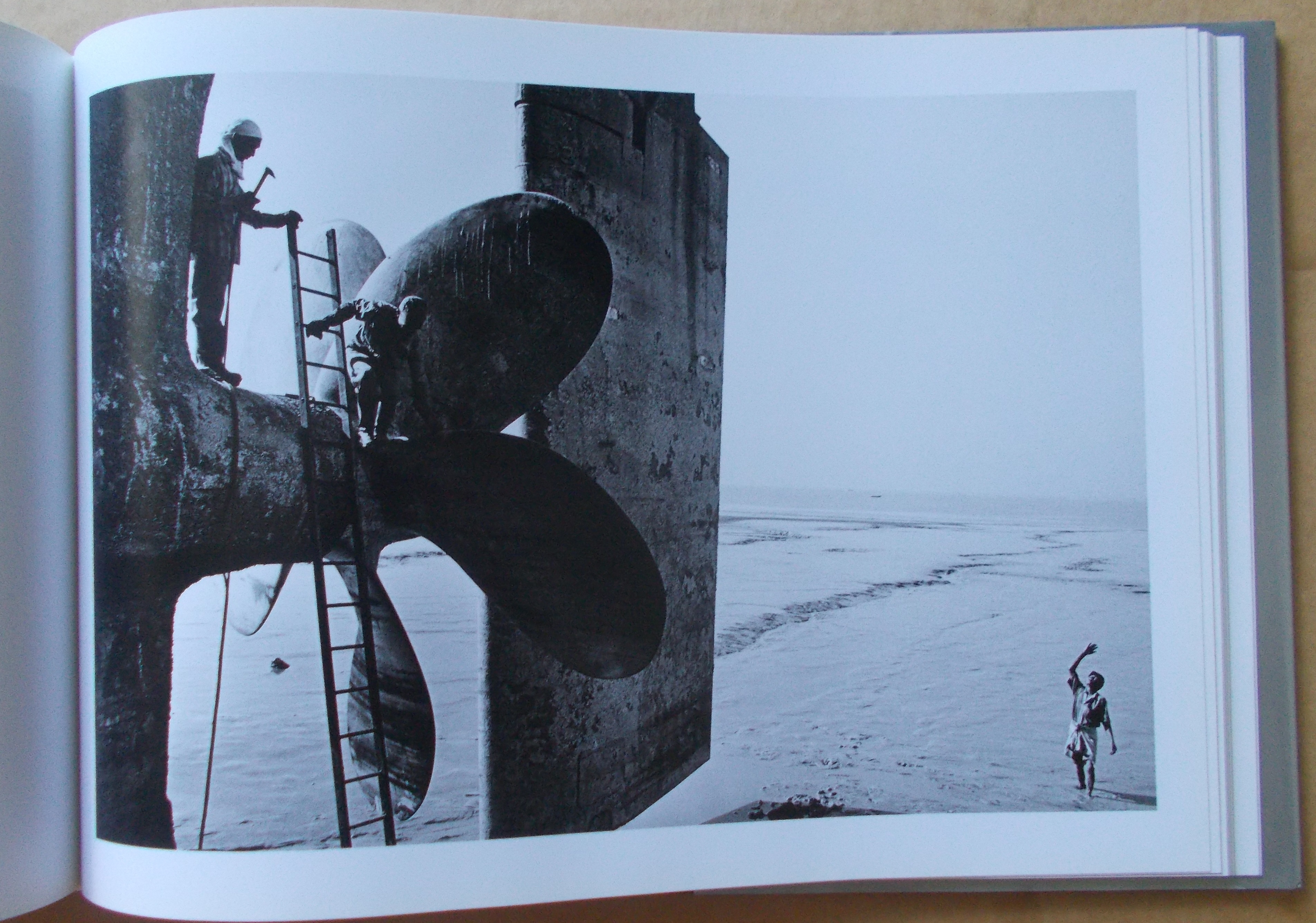 Tomasz Gudzowaty: Ship Wreckers